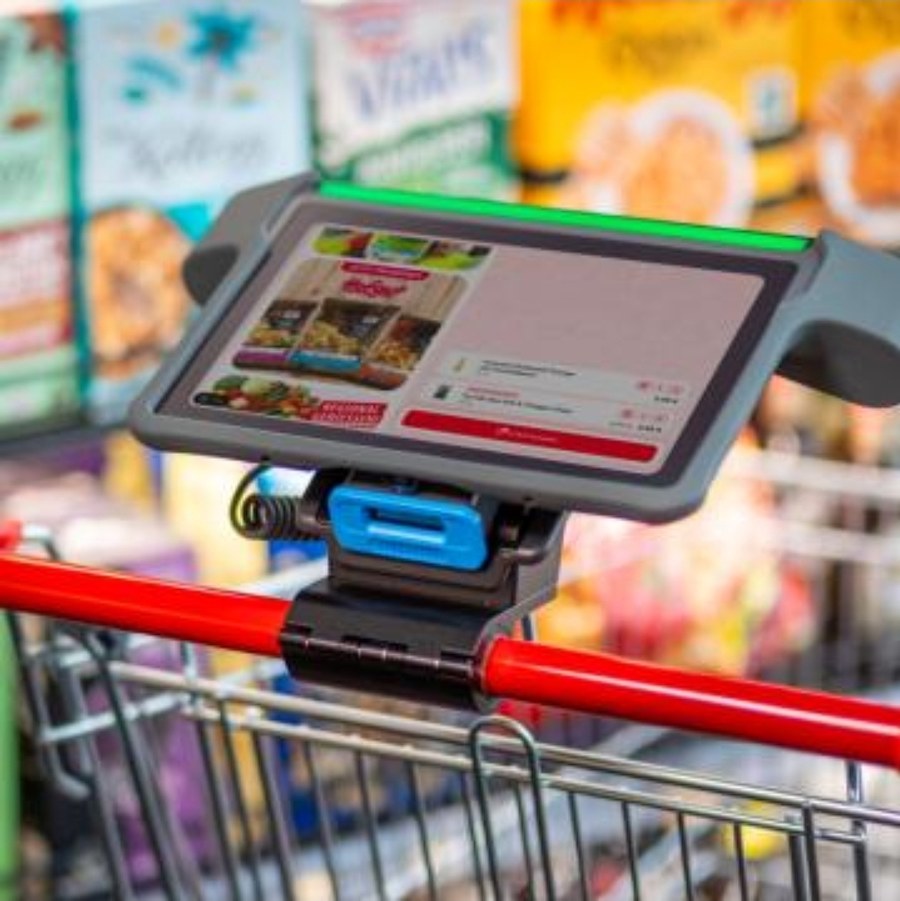 Tablette connectée montée sur un chariot de supermarché